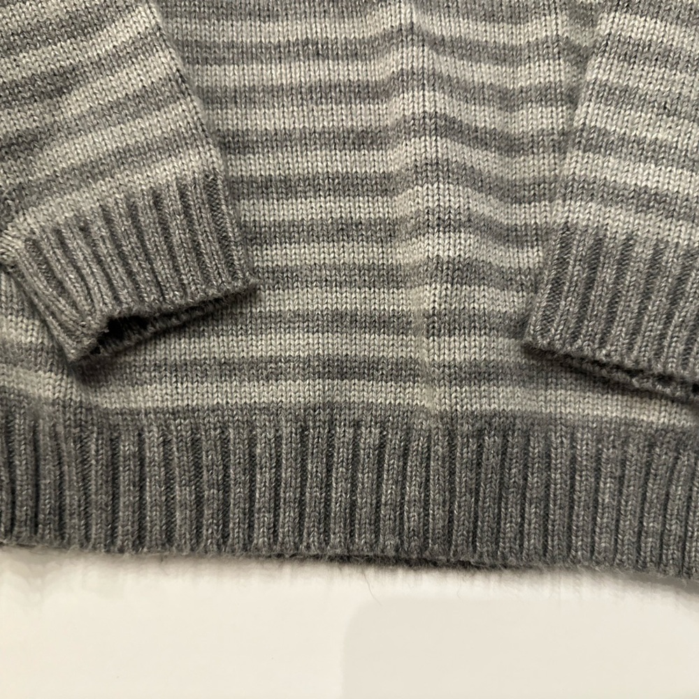 10/10$ Baby Striped V-Neck Sweater size 18 months - Picture 3 of 4